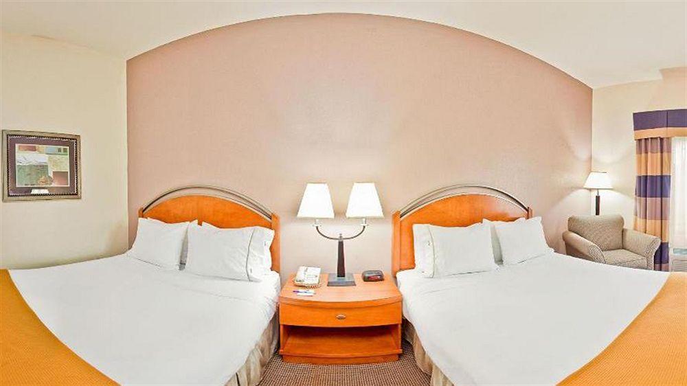 Holiday Inn Express Forest City By Ihg Extérieur photo