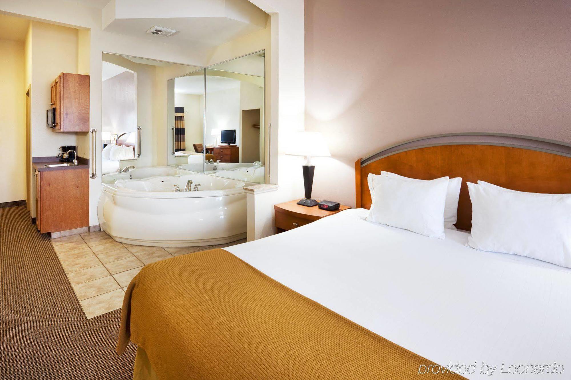 Holiday Inn Express Forest City By Ihg Chambre photo